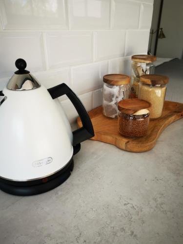 布隆方丹10 Jock Meiring Guesthouse Unit 2的木切板上的茶壶和容器