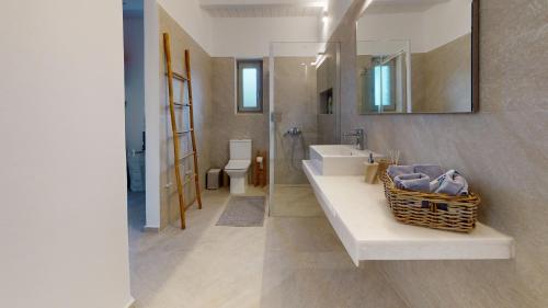 克里希阿克提ONAR RESIDENCE PAROS的一间带水槽、卫生间和镜子的浴室