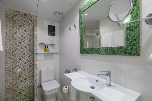 波连萨港霍泊萨巴哈酒店的一间带水槽、镜子和卫生间的浴室