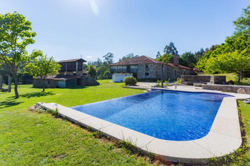 梅利德Casa da Ponte de Penas的一座房子的院子内的游泳池