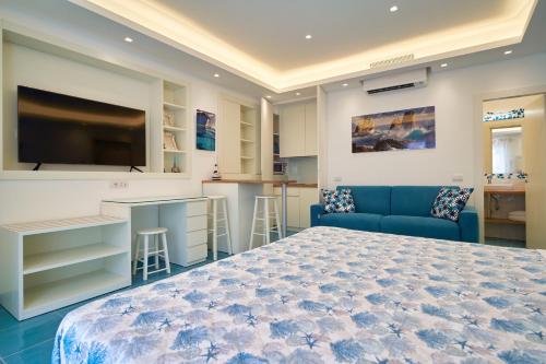 阿纳卡普里ilTrucioloBBSuite的一间带蓝色床的卧室和一间厨房