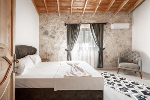 阿德拉桑VILLA TERAS的卧室配有床、椅子和窗户。