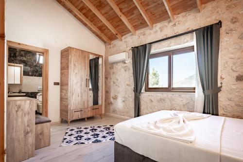 阿德拉桑VILLA TERAS的一间卧室配有床、水槽和窗户
