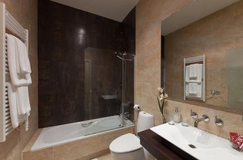 维戈普埃塔甘博亚酒店的带浴缸、卫生间和盥洗盆的浴室