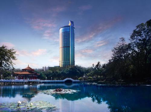台南台南远东香格里拉的一座高大的建筑,位于一个大型湖泊的中央
