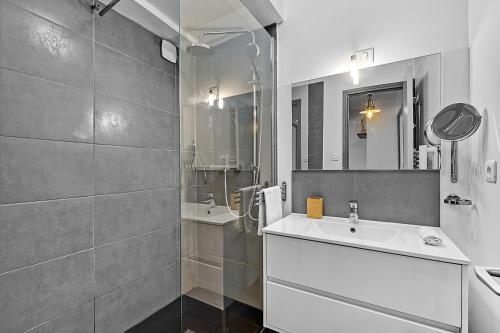 图卢兹LE REGANS - Charmant appartement en tomette的白色的浴室设有水槽和镜子