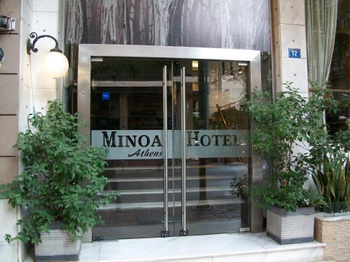 雅典雅典弥诺阿酒店的玻璃门进入酒店