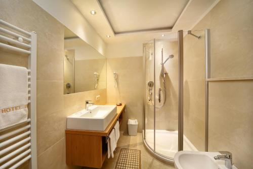 梅拉诺伊莎贝拉酒店的一间带水槽和淋浴的浴室