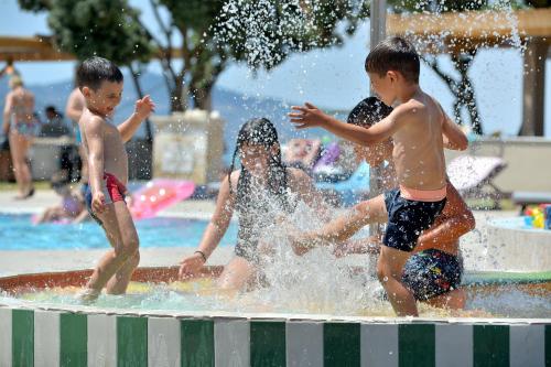 阿利卡纳斯Alykanas Beach Grand Hotel by Zante Plaza的一群儿童在水上公园玩耍