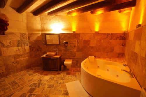 阿瓦诺斯阿瓦诺斯套房酒店的带浴缸、卫生间和盥洗盆的浴室