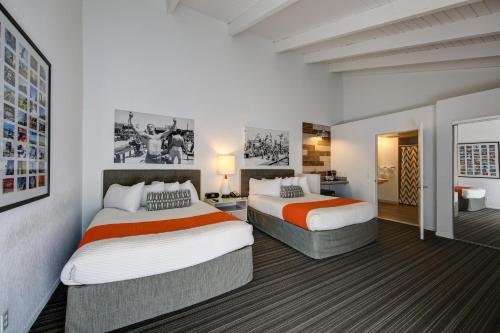 威尼斯海滩旅馆客房内的一张或多张床位