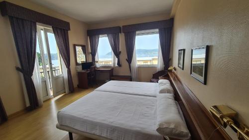 比韦罗拉斯希蕾娜斯酒店的一间带一张大床的卧室,位于带窗户的房间内