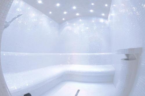 布热格安东尼奥会议酒店的白色的浴室设有浴缸和窗户。