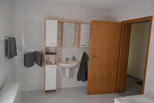 BurkauFerienwohnung am Storchennest in Burkau的一间带水槽和镜子的浴室