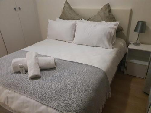 Stunning, Modern 1 bedroom Apartment Sandton客房内的一张或多张床位