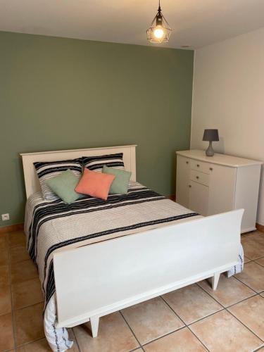 Maison calme et confortable的卧室配有带枕头的白色床