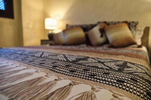 奇克拉纳－德拉弗龙特拉Riad Medina Mudéjar Cádiz的床上有枕头,有毯子