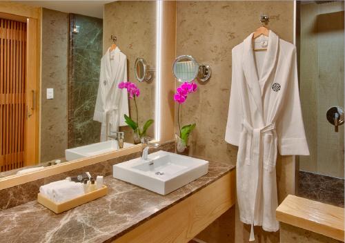 伊拉普阿托Galeria Plaza Irapuato的白色的浴室设有水槽和镜子