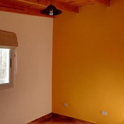 Estancia ViejaDepartamento Estancia Vieja 74 PA的一间设有黄色墙壁和天花板的客房