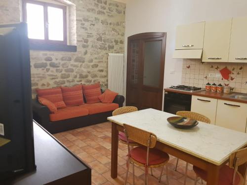 布鲁法Casale in collina vista Assisi,Brufa di Torgiano的客厅配有沙发和桌子