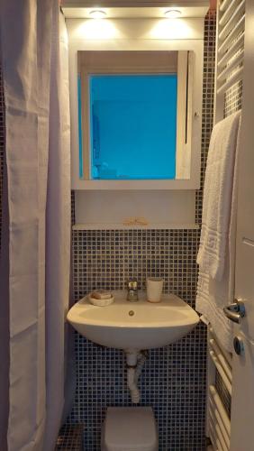 BLUE ROOM的一间浴室