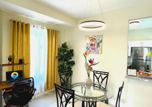 PointSeashore Vacation Home, Oceanpointe, Lucea, Jamaica的一间设有玻璃桌和椅子的用餐室