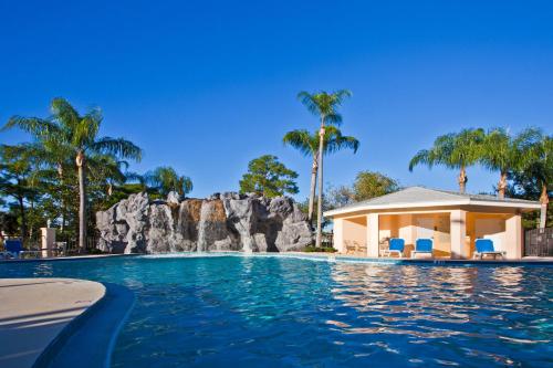 圣露西港Holiday Inn Port St. Lucie, an IHG Hotel的一个带瀑布的游泳池和一个度假村