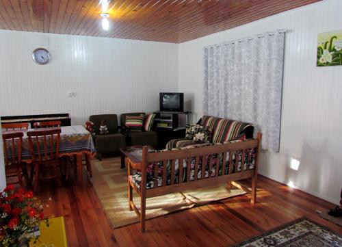 乌鲁比西Casa de Ferias Alternativa的客厅配有沙发和桌子