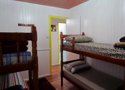 乌鲁比西Casa de Ferias Alternativa的带两张双层床的客房和走廊