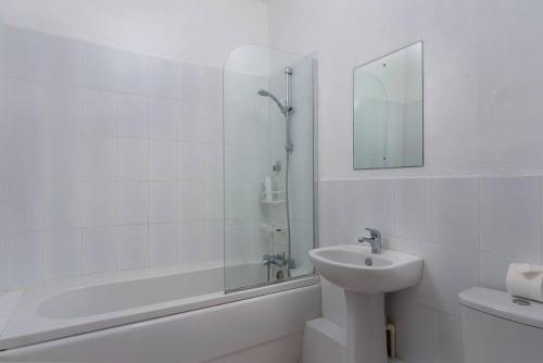 圣詹姆斯Private Condo on the West Coast of Barbados的白色的浴室设有水槽和淋浴。