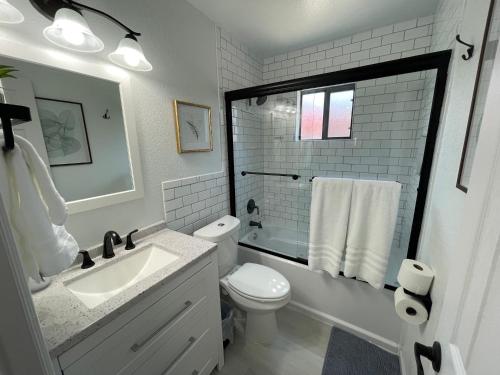 罗斯威尔Sunrise Experience w/King Size Bed & Pet Friendly的白色的浴室设有卫生间和水槽。