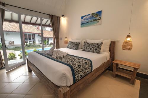 坎古Nami Surf Stay的一间卧室设有一张大床和一个大窗户