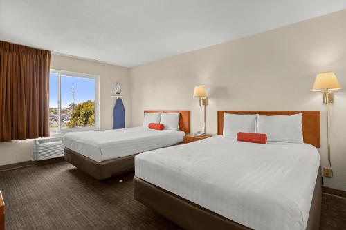 博伟公园晚安普安那公园酒店的酒店客房设有两张床和窗户。