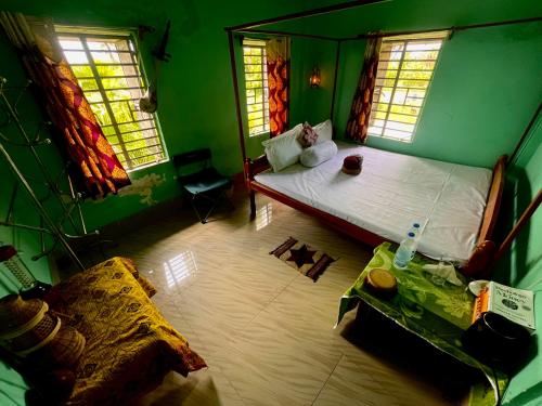 KākdwīpSatrangi Homestay Sundarban的一间卧室配有一张床和一个沙发