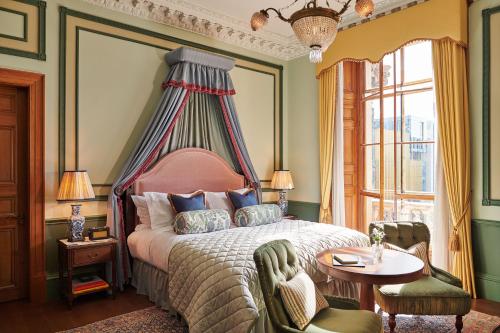 爱丁堡Gleneagles Townhouse的一间卧室配有一张带天蓬的床