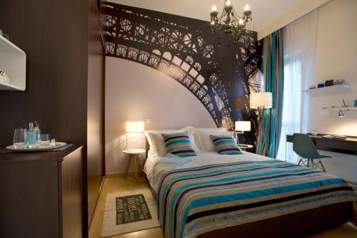 萨格勒布Rooms Indigo Bundek的一间卧室配有一张带艾菲尔铁塔壁画的床