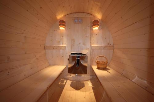 美特索文迈措翁奢华精品酒店的木制房间内的带炉灶的桑拿浴室