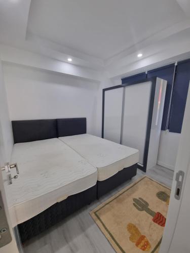 AltınkumAloha Airport Guest Home的小房间,设有床和门