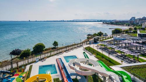 圣弗拉斯Voya Beach Resort - Ultra All Inclusive的享有游泳池和水景