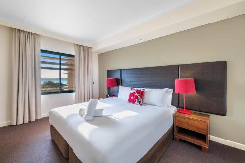 达尔文Harbourfront Darwin Escape with Sea Views and Pool的一间卧室设有一张大床和一个窗户。