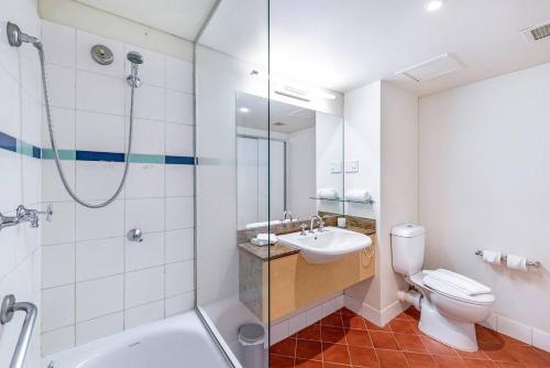 达尔文Harbourfront Living with Views to Write Home About的浴室配有卫生间、盥洗盆和淋浴。