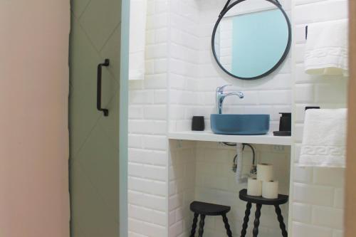 坎普马约尔VintageHouse的一间带水槽和镜子的浴室