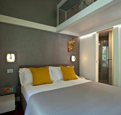 那不勒斯Elegant Apartment at Chiaia by Wonderful Italy的一间卧室配有一张带黄色枕头的大床