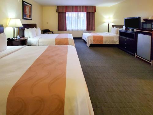 安纳海姆阿纳海姆公园品质酒店套房的酒店客房设有两张床和电视。