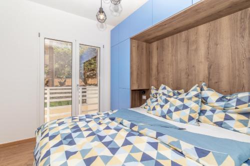 特里尼达古图Sardegna Appartamenti, Via Sedini的卧室配有蓝色和白色的床和窗户。