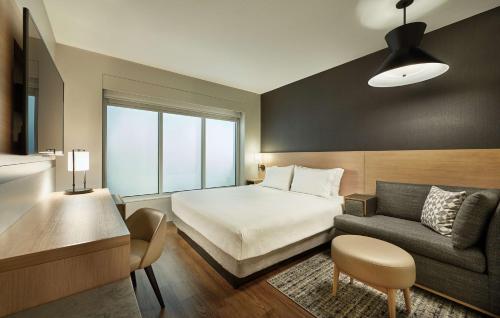 布兰普顿Hyatt Place Toronto-Brampton的酒店客房,配有床和沙发