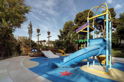 多列毛利诺斯AluaSun Costa Park的公园内一个带水滑梯的游乐场