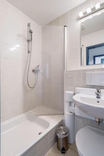 朗克维茨3-Raum Familienapartment bis 4 Pers 53的白色的浴室设有浴缸、水槽和卫生间。