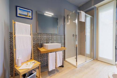 库尼奥Interno 6 Guest House的带淋浴和盥洗盆的浴室