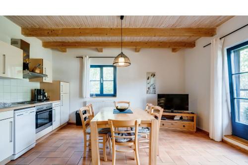 朗克维茨4-Raum Apartment bis 8 Pers 43的厨房以及带桌椅的用餐室。